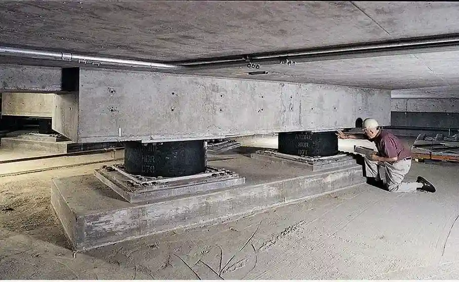 Diseño de Aislación Sísmica de Base en Los Ángeles